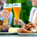 Brotzeit mit Bier, Brezeln und Braten - Oktoberfest