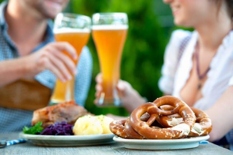 Brotzeit mit Bier, Brezeln und Braten - Oktoberfest