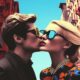 wanderlove - Warhol KI Illustration eines Paares in der Stadt