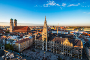 Date-Ideen in München: Luftaufnahme von München, Bayern. Marienplatz, Neues Rathaus und Frauenkirche bei Sonnenuntergang.