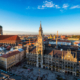 Date-Ideen in München: Luftaufnahme von München, Bayern. Marienplatz, Neues Rathaus und Frauenkirche bei Sonnenuntergang.