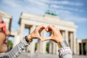 Liebe in Berlin: Herz vor dem Brandenburger Tor